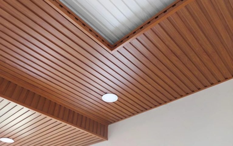 mẫu trần nhà đẹp bằng nhựa giả gỗ cao cấp